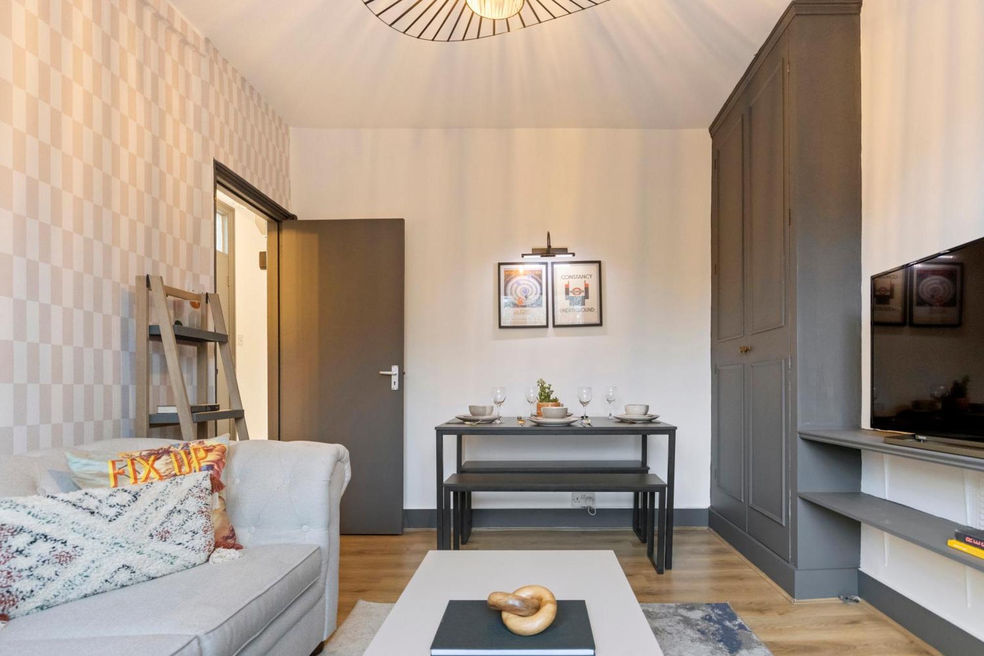Bright & Airy Rooftop In Apartament